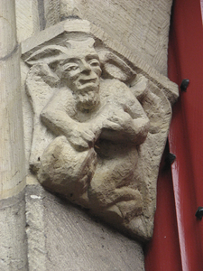 902992 Afbeelding van het reliëf met een duiveltje bij de ingang voor de burgers van de Buurkerk (Museum Speelklok, ...